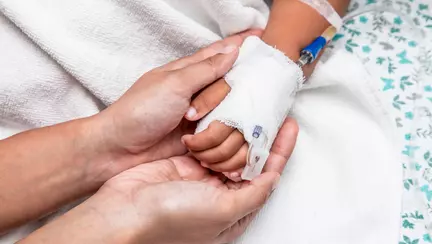 Imaginile cu un copil in lupta cu cancerul au induiosat intreaga lume