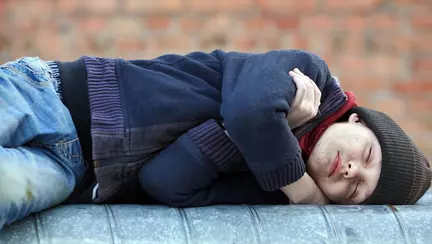 O fetita de 4 ani a fost gasita inghetata in parc. Ce facea mama ei in acest timp este revoltator