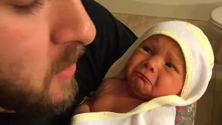 O imagine a unui bebeluș postată pe rețelele de socializare i-a atras atenția unui pediatru