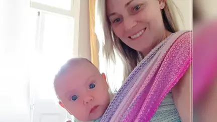 O mamă refuză să-i pună bebelușului de două săptămâni scutece și-l așază la toaletă