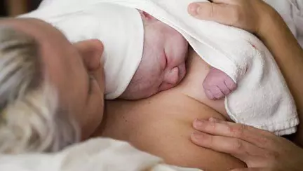 12 ilustratii care arata cum e viata de proaspata mamica