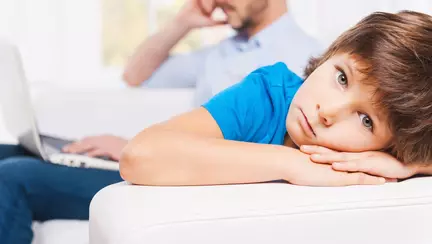Sindromul părintelui distras: copil versus ecran