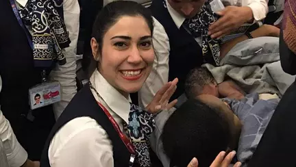 O mămică a născut în avion, în drum spre Istanbul, cu ajutorul stewardeselor