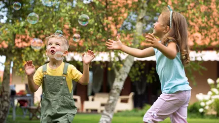 Cum îți menții copilul sănătos pe timp de vară? 3 moduri de a proteja micuții