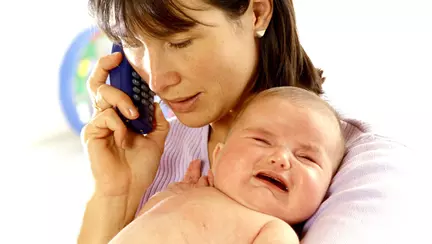 Studiu: mamele care folosesc des telefonul mobil riscă să aibă copii hiperactivi