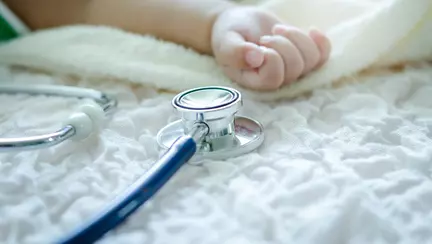 Un bebeluș de 7 luni a murit pentru că părinții îl hrăneau cu alimente fără gluten