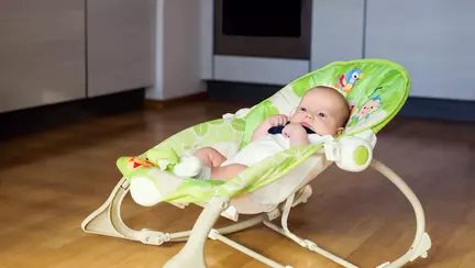 A incercat o metoda neobisnuita de a adormi copilul si a fost aspru criticata