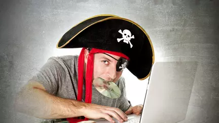Nu e ilegal să descarci conținut piratat, ci să-l dai mai departe. Și o faci fără să-ți dai seama