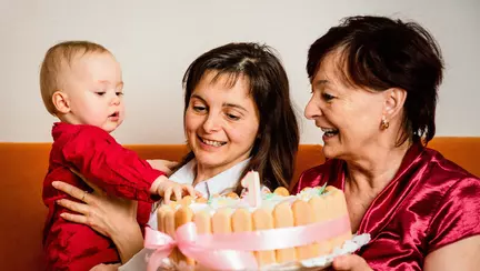 Serbau primul an din viata fetitei lor. Au chemat toti apropiatii, dar nu i-au lasat sa vina cu cadouri