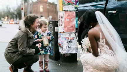 In ziua nuntii ei i-a facut cea mai frumoasa surpriza unui copil intalnit pe strada