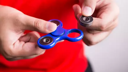 Le-a cumparat copiilor cate un fidget spinner, insa a ajuns sa regrete. Mare atentie, parinti!