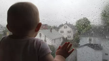 Nu te mai furisa! Chiar daca plange, lasa-l sa te vada cand pleci