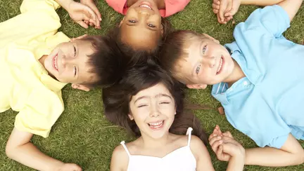 Topul celor mai bune si celor mai groaznice tari in care poate creste un copil. Vezi pe ce loc este Romania