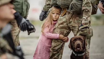 A fugit printr-o ploaie de gloante pentru a o salva. Momentul, surprins in imagini VIDEO