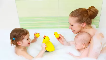 Este bine sau rau sa te dezbraci in fata copilului tau?