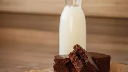 A pregatit negrese cu propriul lapte, apoi le-a dus la scoala copilului