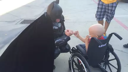 Ofiter in timpul orelor de munca, supererou in timpul liber: povestea barbatului care a schimbat viata a sute de copii