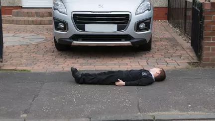 Parintii i-au pus sa se intinda pe sosea, prefacadu-se morti. O actiune ce a starnit numeroase controverse