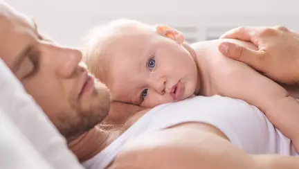 Tatii militari care au beneficiat de concediu paternal, pusi sa dea banii inapoi