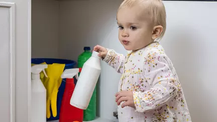 Un tata si-a "tratat" copilul de autism cu inalbitor