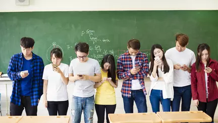 Ministrul Educatiei vrea sa interzica telefoanele mobile la ore