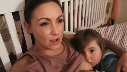 S-a filmat in timp ce isi alapta fetita de 4 ani, iar asta a generat valuri de critici