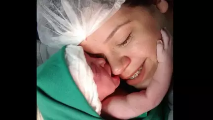 Si-a imbratisat mama mai bine de un minut, la cateva secunde dupa nastere