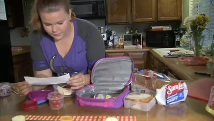 Si-a trimis copilul cu pachetel la scoala, insa fetitei nu i s-a dat voie sa manance