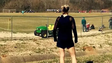 Un barbat a simtit nevoia sa umileasca o mamica ce sarea coarda