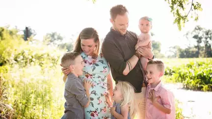 Un strain i-a facut poza acestei mamici la cumparaturi iar motivul este emotionant