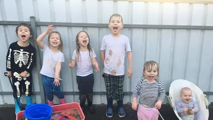 Are 27 de ani si 6 copii sub 6 ani, iar lumea o judeca. Raspunsurile ei la cele mai enervante intrebari primite