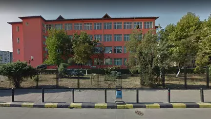 Elev din Rovinari dat cu capul in mod repetat de un hidrant de catre un profesor