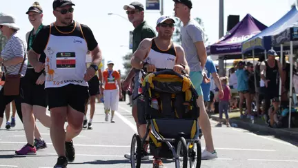A alergat un maraton întreg împingând un cărucior gol. Gestul care a adus lacrimi în ochii spectatorilor
