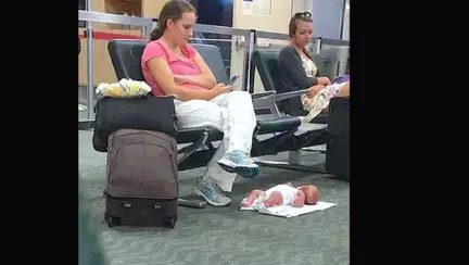 A fost aspru judecata, dupa ce aceasta imagine a devenit virala. Iata insa si explicatia mamei