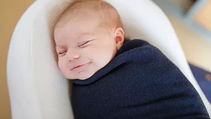 Cum se infasa corect bebelusul - 4 pasi simpli