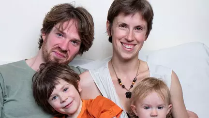 Stil de parenting ce naste controverse: fara reguli, fara vaccinuri, fara pantofi