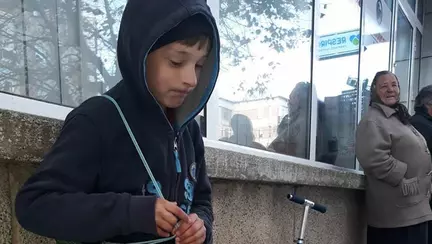 Baietelul de 10 ani care isi vinde jucariile pentru a cumpara haine