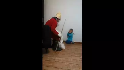 Copil terorizat de mama si concubinul sau, imbracat in Mos Craciun