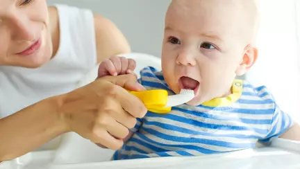 Periajul dintilor la bebelusi. De la ce varsta ii spalam pe dinti