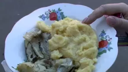 Peste stricat si mamaliga cu viermi, intr-un spital din Romania