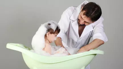 "Sotul s-a suparat pe mine ca nu vreau sa-l las sa le spele pe fiicele noastre" - Explicatia mamei e halucinanta