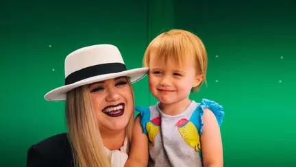 Cantareata Kelly Clarkson a declarat ca isi disciplineaza fizic copiii si nu se jeneaza de asta