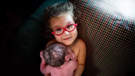 Nou trend: Copiii, de fata la nasterea fratilor lor?