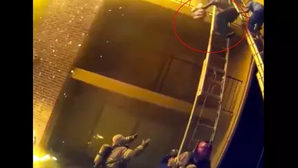 Imagini incredibile: Pompierii, nevoiti sa prinda copii aruncati de la balcon de parintii lor