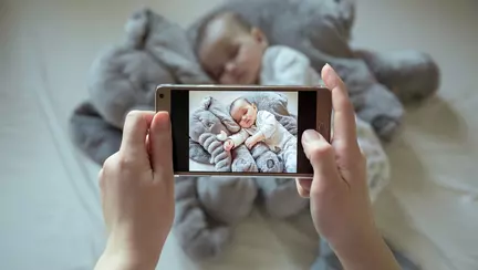 Parintilor care isi expun copiii pe internet ar putea ajunge chiar la inchisoare