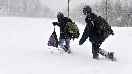 Școlile din București sunt închise luni și marți