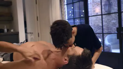 Star de fotbal american imparte parintii in doua tabere, dupa ce isi saruta copilul pe gura