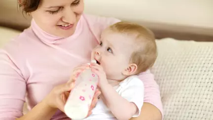 Hrana bebelușului e esențială pentru dezvoltare. Diferențe între laptele de la sân și laptele praf