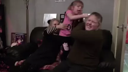 Cum gestionezi un copil violent: Mama nevoita sa apeleze la experti, dupa ce fiica de 6 ani are crize violente