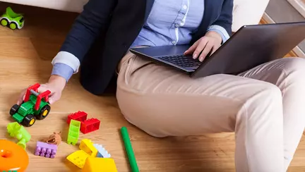 Mamele ce sunt si angajate muncesc chiar si 100 de ore pe saptamana